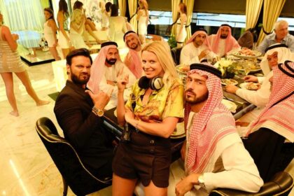 Odkryj fascynujący świat bohaterów filmu Dziewczyny z Dubaju - poznaj obsadę i ich role