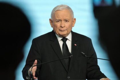 Kaczyński w centrum uwagi: portret kontrowersyjnego lidera polskiej polityki