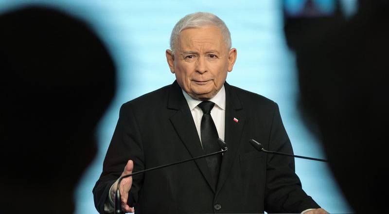 Kaczyński w centrum uwagi: portret kontrowersyjnego lidera polskiej polityki