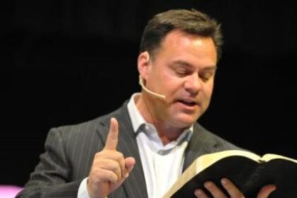 Kim jest pastor i jaką rolę odgrywa w społeczności protestanckiej?