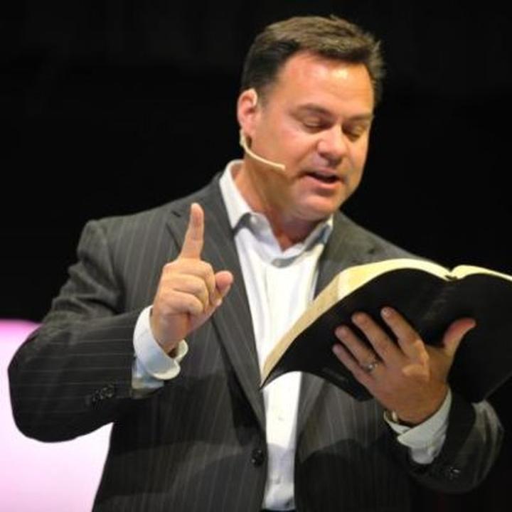 Kim jest pastor i jaką rolę odgrywa w społeczności protestanckiej?