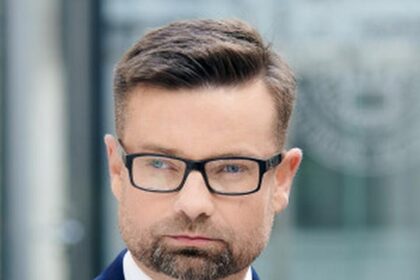Ile lat naprawdę ma Sławomir? Odkrywamy zaskakującą prawdę o jego wieku i karierze