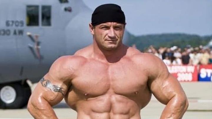 Gdzie aktualnie mieszka Mariusz Pudzianowski? Odkryj jego miejsce zamieszkania!